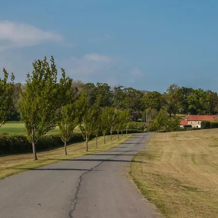 High Oaks Grange - * Пикеринг